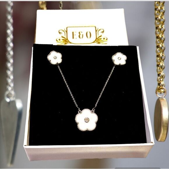 RHODIUM PLATED CLOVER EARRINGS AND NECKLACE SET IN GRAY MOTHER OF PEARL. - Picture 2 of 6